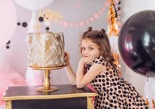 Menina com bolo na festa de aniversário . — Fotografia de Stock