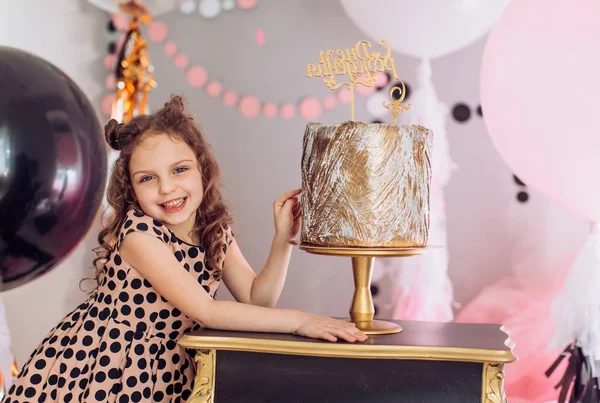 Menina com bolo na festa de aniversário . — Fotografia de Stock