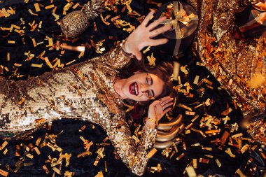  elbise poz içinde genç kadın