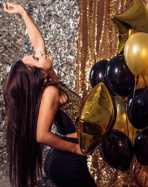  elbise poz içinde genç kadın