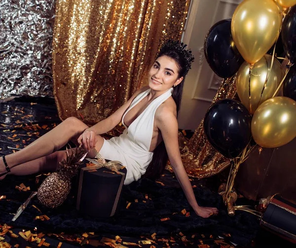 Young woman  in dress posing — Stock Photo, Image