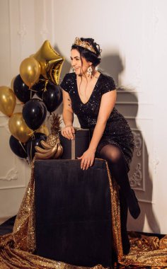 hediye ile elbiseli genç kadın 