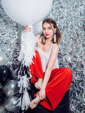 elbise poz içinde genç kadın