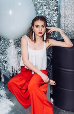 elbise poz içinde genç kadın