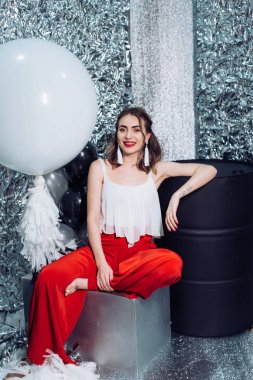 elbise poz içinde genç kadın