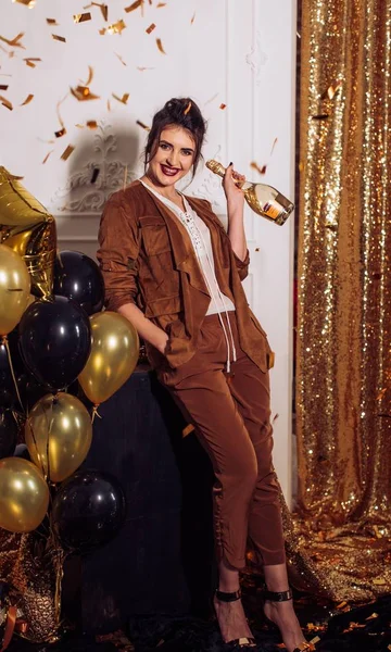 Beautiful young woman  with  champagne — Stock Photo, Image