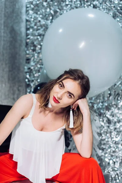 elbise poz içinde genç kadın