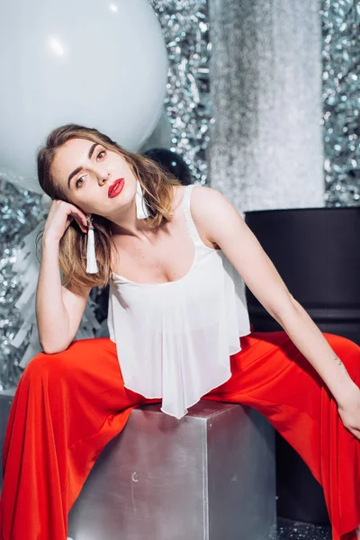 elbise poz içinde genç kadın