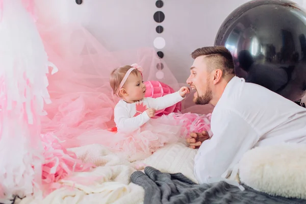 Pai feliz com filha bonito — Fotografia de Stock