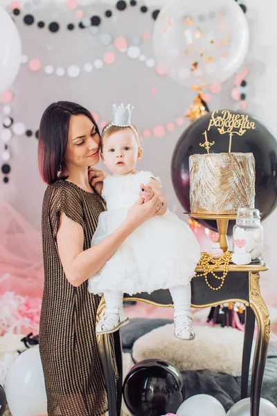 Madre feliz con linda hija —  Fotos de Stock