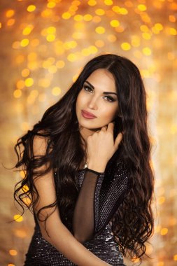 güzel esmer genç kadın