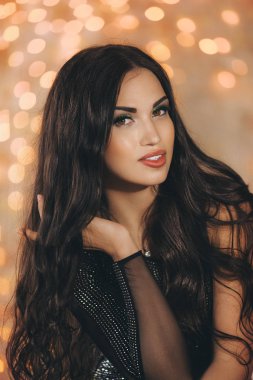 güzel esmer genç kadın