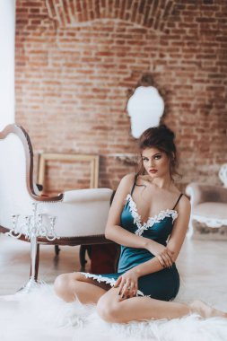  genç kadın nightgow içinde poz