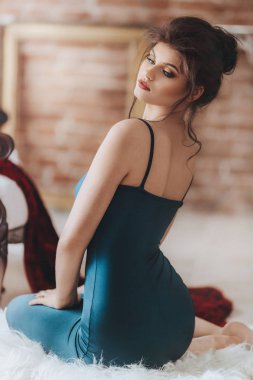 Güzel esmer genç kadın poz