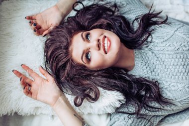 Güzel esmer genç kadın poz