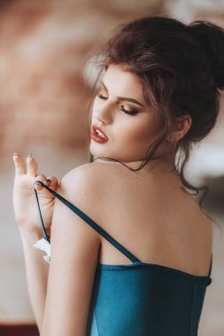 Güzel esmer genç kadın poz