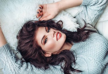 Güzel esmer genç kadın poz