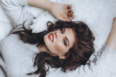 Güzel esmer genç kadın poz