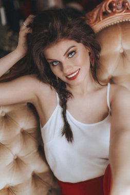 Güzel genç kadın poz veriyor.