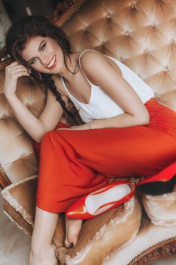 Güzel genç kadın poz veriyor.