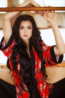 esmer genç kadın poz