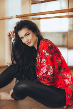 esmer genç kadın poz