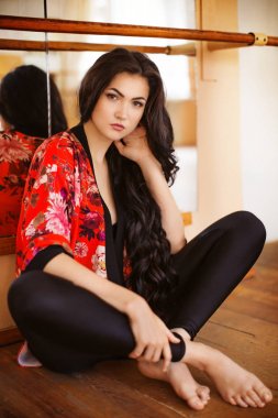 esmer genç kadın poz