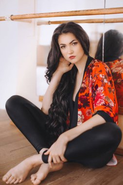 esmer genç kadın poz