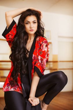 esmer genç kadın poz