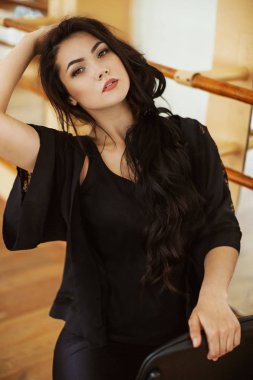 esmer genç kadın poz