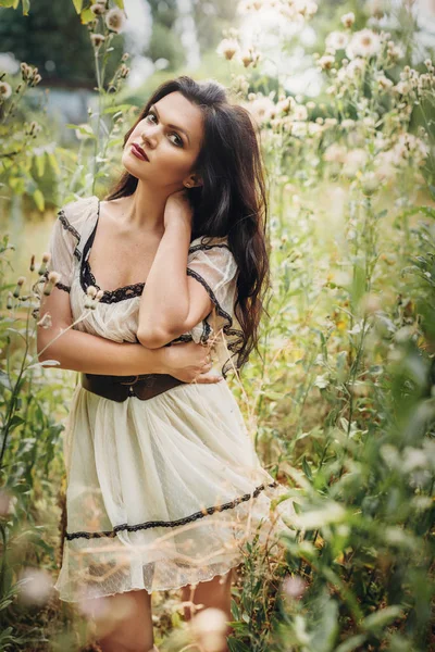 Schöne Frau im Sommergarten — Stockfoto