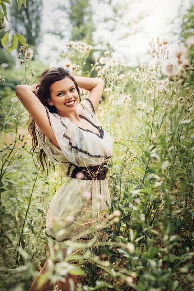 Mulher bonita no jardim de verão — Fotografia de Stock