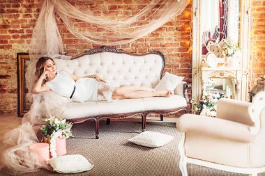 genç kadın moda Giydirme makyaj ile