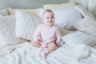 Şirin Bebek kız poz 