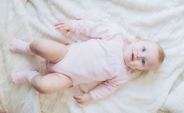 Şirin Bebek kız poz 