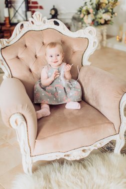 Şirin Bebek kız poz 