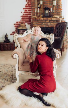 genç anne ve bebek kız