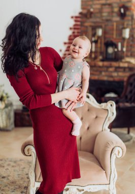 genç anne ve bebek kız