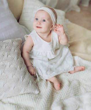 Şirin Bebek kız poz 