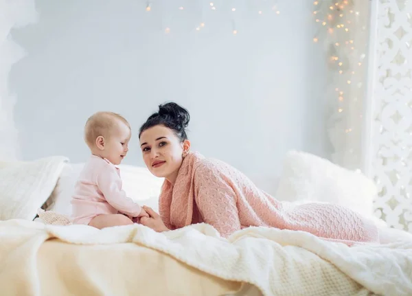 若い母親と彼女の女の赤ちゃん — ストック写真