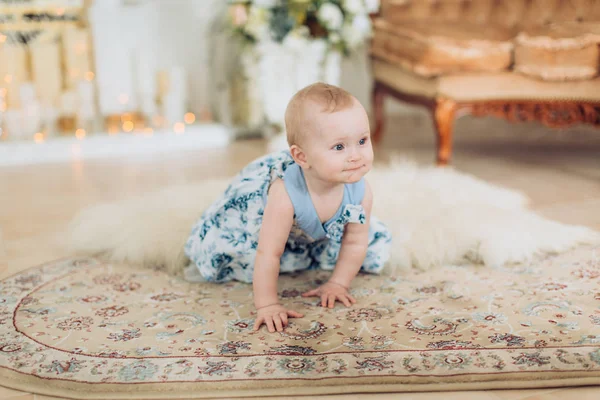 Niña vistiendo vestido —  Fotos de Stock