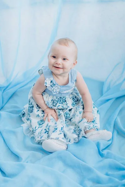 Μικρό κοριτσάκι που φοράει φόρεμα — Φωτογραφία Αρχείου