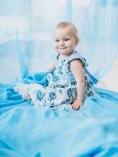 Menina bebê vestindo vestido — Fotografia de Stock