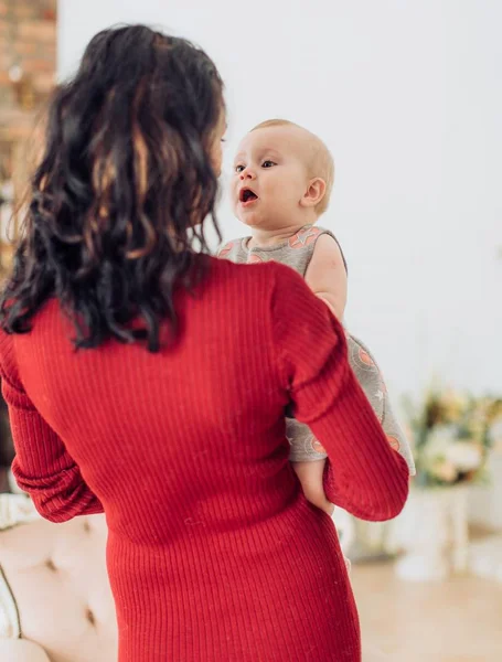 Ung mamma och hennes baby girl — Stockfoto