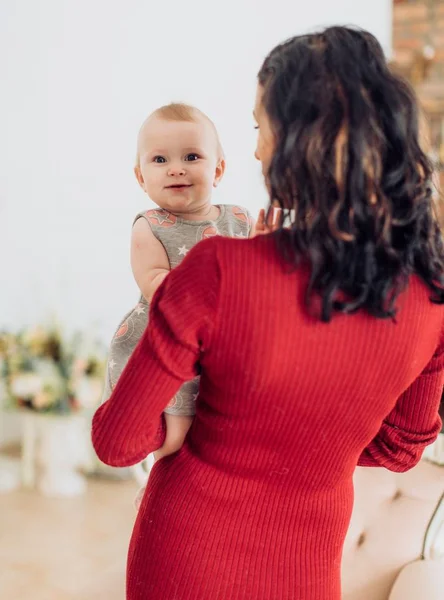 Joven madre y su bebé — Foto de Stock