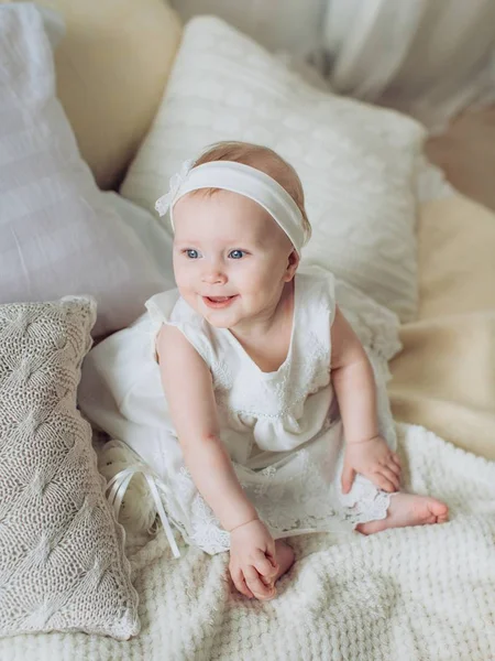Schattige babymeisje poseren — Stockfoto