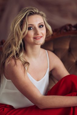güzel sarışın genç kadın 