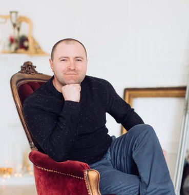  Stüdyoda poz veren yakışıklı adam.