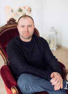  Stüdyoda poz veren yakışıklı adam.