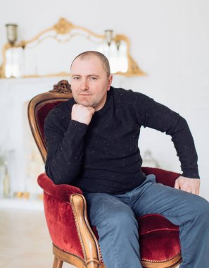  Stüdyoda poz veren yakışıklı adam.